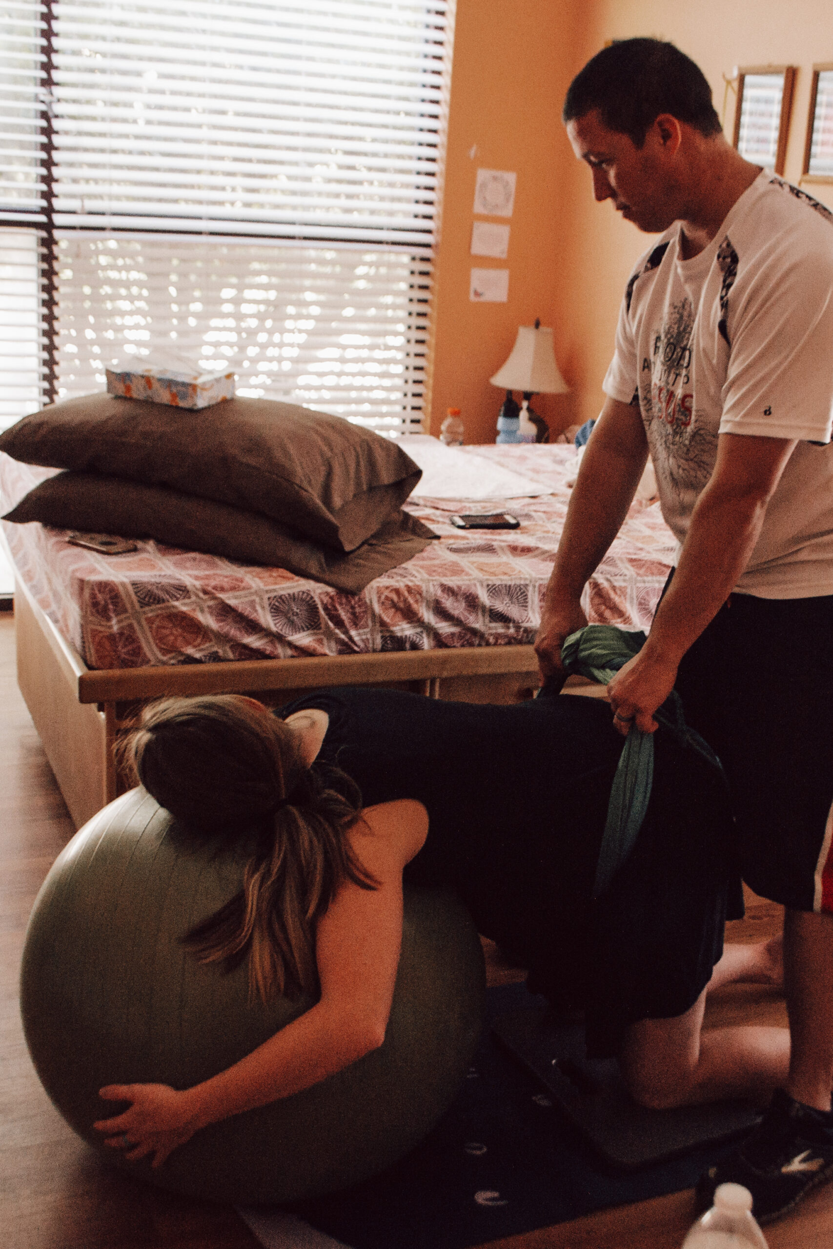 how a husband can support a wife during contractions